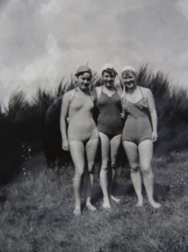 LIS, JYTTE OG BIRGIT - LYSTRUP STRAND 1956